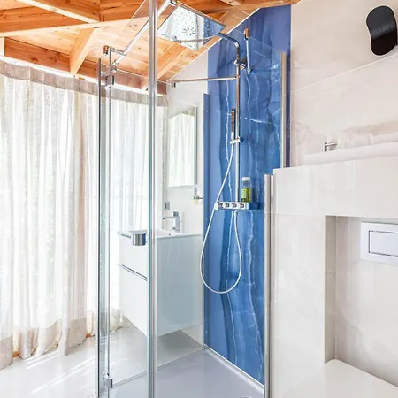 Guestready - Spacieux Apt. Avec Cour Privative