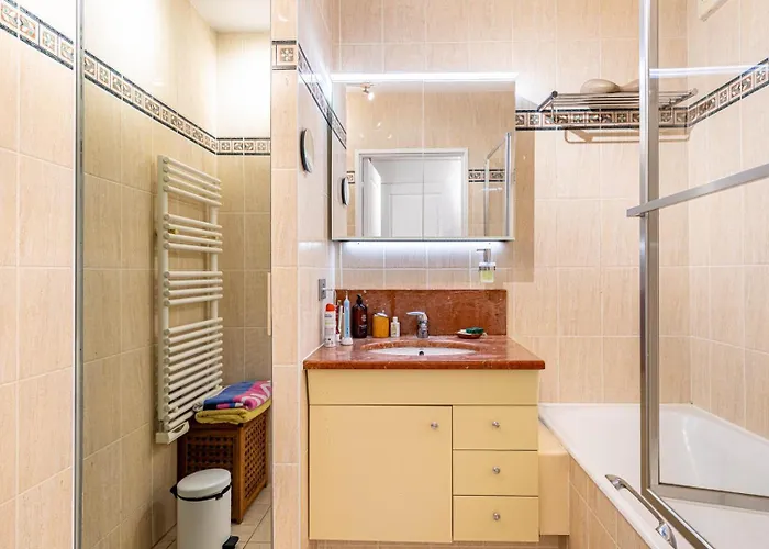 Guestready - Spacieux Apt. Avec Cour Privative Parijs
