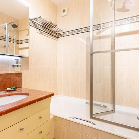 アパート Guestready - Spacieux Apt. Avec Cour Privative パリ