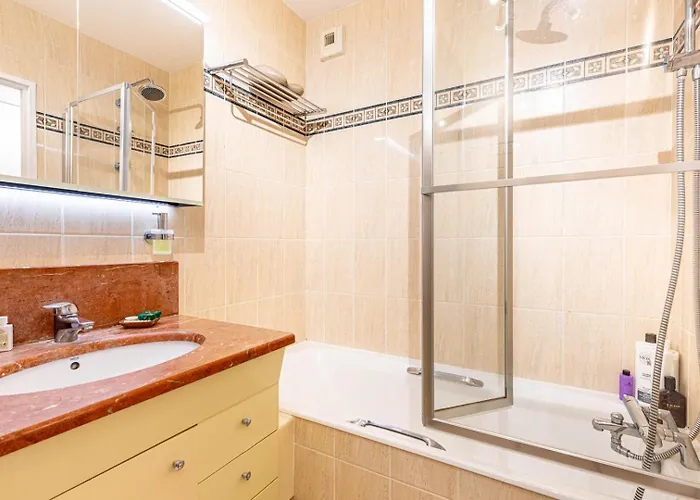 Appartement Guestready - Spacieux Apt. Avec Cour Privative Parijs